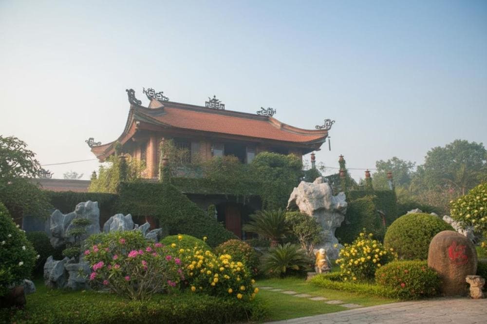 Chánh điện với kiến trúc mái lầu lợp ngói âm dương và vút cong truyền thống thường. Đây là nét kiến trúc quen thuộc của những ngôi chùa.